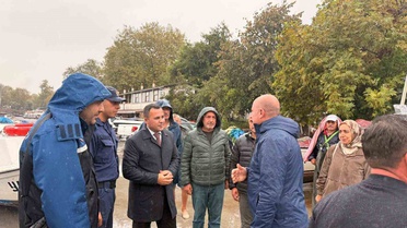 Akçakoca Kaymakamı Uzan, fırtına sonrası zarar gören barınak ve teknelerde inceleme yaptı