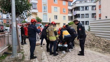Avcılar'da rögar kapağı ayağının altında açıldı: Yaşlı kadın çukurdan itfaiyeyle çıkarıldı