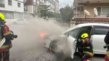Balıkesir Burhaniye'de alev alan otomobil, itfaiyeyle binalara sıçramadan söndürüldü