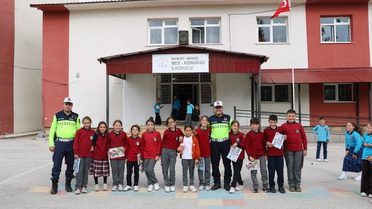 Bayburt'ta jandarma, Konursu Köyü İlkokulunda trafik güvenliği eğitimi verdi