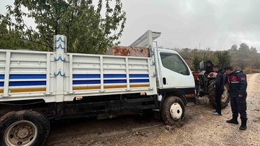 Bilecik İnhisar'da çamura saplanan kamyonet jandarma traktörüyle çıkarıldı