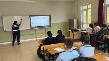 Bilecik'te jandarma, Merkez ve Osmaneli okullarında siber güvenlik eğitimi verdi