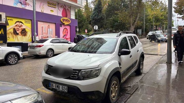 Bilecik'te minibüs durağına ters şeritten gelip park eden sürücü tepki gördü