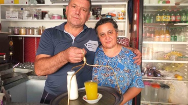 Burhaniye'de çay ocağı işleten Özgür Yıldırım, günde 15 km yürüyüp esnafa çay taşıyor