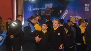 Bursa'da 250 öğrenci, emniyetin projesiyle tiyatro etkinliğinde buluştu