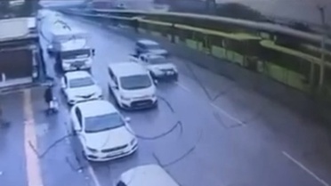 Bursa'da yağışta takla atan araç hasar gördü, Kestel'deki kaza kameraya yansıdı