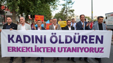 Diyarbakır'da DEM Partili erkekler, STK temsilcileri kadın cinayetlerine karşı yürüdü
