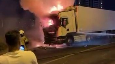 Sürücü, Diyarbakır Kayapınar'da alev alan tırı çekti, kupası kullanılamaz hale geldi