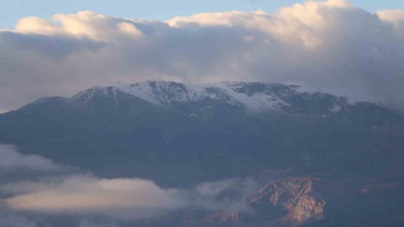 Erzincan'da sıcaklık düşünce Keşiş Dağı'nın zirvesi mevsimin ilk karıyla beyazladı