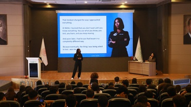 Eski NASA roket bilimcisi Bowe, Adana'da düzenlenen etkinlikte öğrencilerle buluştu