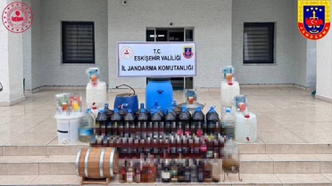 Eskişehir'de kaçak içki operasyonunda 296 litre şarap ve damıtma sistemi bulundu