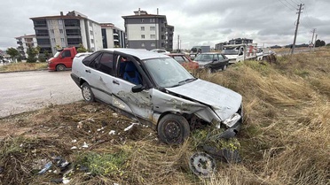 Eskişehir'de iddiaya göre çarptığı otomobili araziye savurup kaçan sürücü aranıyor