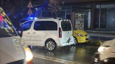 Kaygan yolda ticari taksi ile panelvan çarpıştı, Eskişehir'de 3 kişi hafif yaralandı
