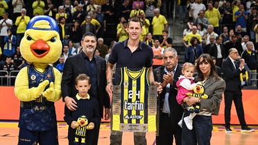 Fenerbahçe, Jan Vesely'e 24 numaralı formanın takdim edildiği veda töreni düzenledi