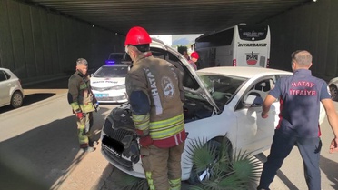 Hatay İskenderun Dumlupınar'da yan yatan otomobildeki 2 kişi yaralandı