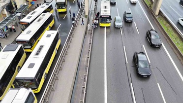 İETT otobüsü arızası Kadıköy Göztepe'de ulaşımı aksattı, yolcular bariyerleri aştı