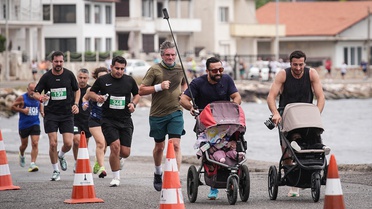 İzmir'de galerici baba, 10 aylık kızını bebek arabasına koyup maratonlara döndü