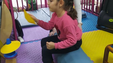 İzmir'de Yağmur Kolaç, serebral palsiyle desteksiz yürümek için her gün çalışıyor