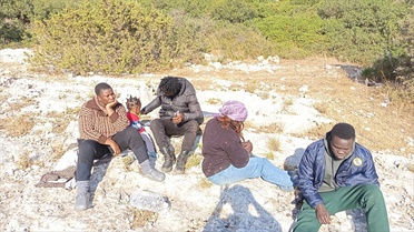 İzmir Seferihisar'da Sahil Güvenlik ve jandarma 1'i çocuk 9 düzensiz göçmen yakaladı