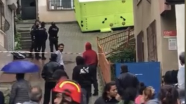 Polis, Kağıthane'de 6 katlı binanın çatısına çıkan adamı 45 dakikada ikna etti