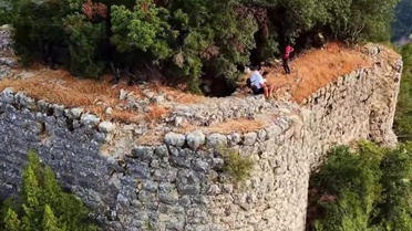 Kahramanmaraş Andırın'daki Hisar Kalesi sarp konumu ve taş duvarlarıyla ilgi görüyor