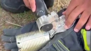 Konserve kutusuna sıkışan kedi Kayseri Hacılar'da itfaiye ekiplerince kurtarıldı