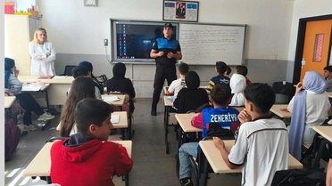 Kilis'te polis ekipleri ortaokul öğrencilerine güvenli sosyal medyayı anlattı