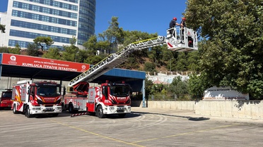 Antalya Büyükşehir, Kumluca itfaiyesine 42 metre merdivenli 2 yeni araç kazandırdı
