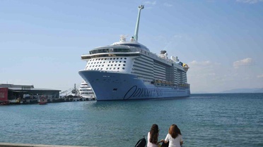 Kuşadası'na 2 kruvaziyerle gelen 4 bin 694 turist esnafı sevindirdi