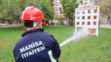 Manisa'da 24 öğrenci itfaiyede simülasyonlu yangın söndürme eğitimi aldı