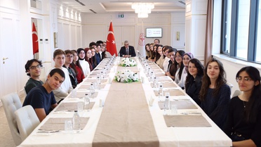 Memişoğlu tıp öğrencilerine günde 3 milyon kişiye dokunan sağlık sistemini anlattı