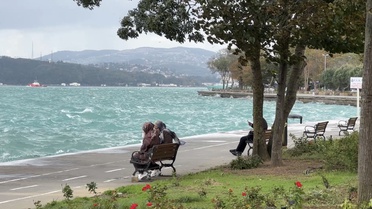 İstanbul'da fırtına uyarısı sonrası Sarıyer'de denizde dalgalar oluştu