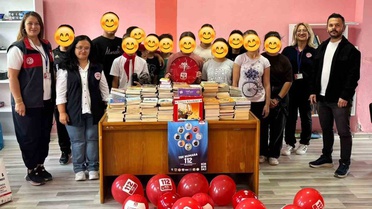 Muğla 112 çalışanları Dokuzçam'da öğrencilere 400 kitap ve spor topları ulaştırdı