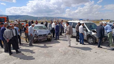 Muş'ta Altınova yolu kavşağında iki araç çarpıştı, 4 kişiden 2'si yaralandı