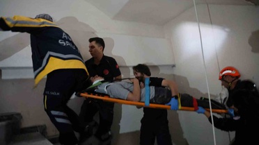 Nevşehir'de inşaatta asansör kabini yerleştirirken boşluğa düşen 2 işçi yaralandı