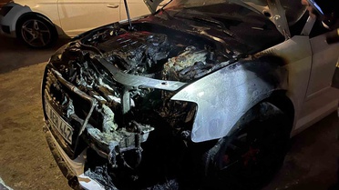 Niğde Sarıköprü'de site otoparkındaki otomobilde yangın çıktı, itfaiye söndürdü