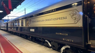 Tarihi Orient Express 5 günde Paris'ten İstanbul'a geldi: 70'i aşkın yolcu Bakırköy'de karşılandı