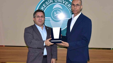 Balıkesir Üniversitesi Rektörü Oğurlu, ses sistemi bağışçısı Duru'ya plaket sundu