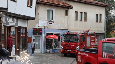 Safranbolu Yazıköy'de itfaiye ekibi yangın ihbarına gitti, sürpriz kutlamayla karşılaştı