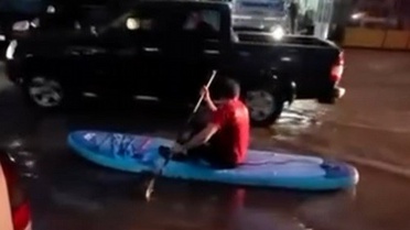 Sakarya Adapazarı'nda su basan sokakta SUP ile gezinti kameraya yansıdı
