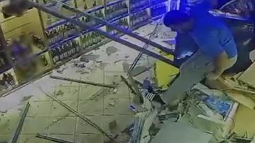 Veresiye talebi reddedilince tekele kamyonla daldı! Saniyelerle kurtuluş kamerada