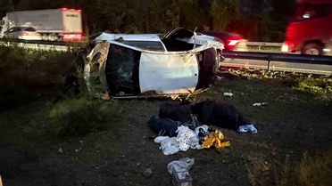 Sakarya Hendek'te refüje savrulan otomobilde 1 kişi öldü, 4 kişi yaralandı