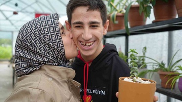 Samsunlu anne, biri otizmli diğeri zihinsel engelli ikizlerine 16 yıldır bakıyor