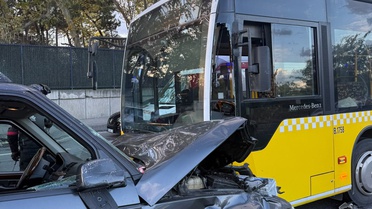 Cip Sarıyer'de karşı yöne geçerek İETT otobüsüne çarptı, sürücü ve 2 yolcu yaralandı