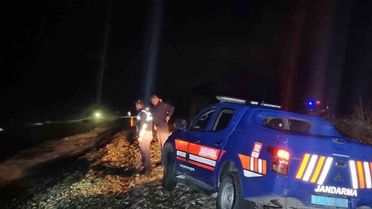 Sinop açıklarında devrilen teknedeki polis memurlarından biri hayatını kaybetti, diğeri kayıp