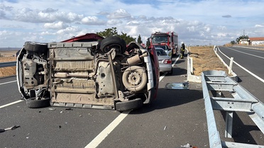 Çorlu'da refüje çarpan otomobile arkadan gelen araç takla attı, 4 kişi yaralandı