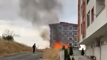 Tekirdağ Altınova'da pire tütsüsü iddiasıyla çıkan yangında kümes kullanılamaz oldu
