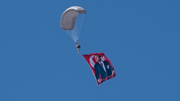 TEKNOFEST Şanlıurfa'da T-70 paraşüt atlayışı ve AKINCI uçuşuyla ziyaretçilere açıldı