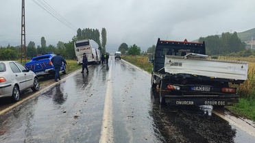 Tokat-Almus yolu Döllük mevkisinde yolcu otobüsü kamyonete çarptı, 2 kişi yaralandı