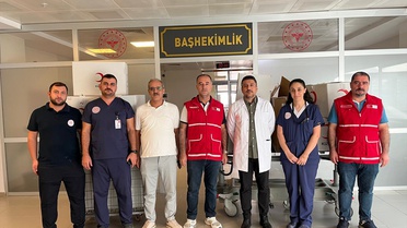 Mardin Eğitim ve Araştırma Hastanesi'ndeki çocuklara Kızılay'dan giysi desteği geldi